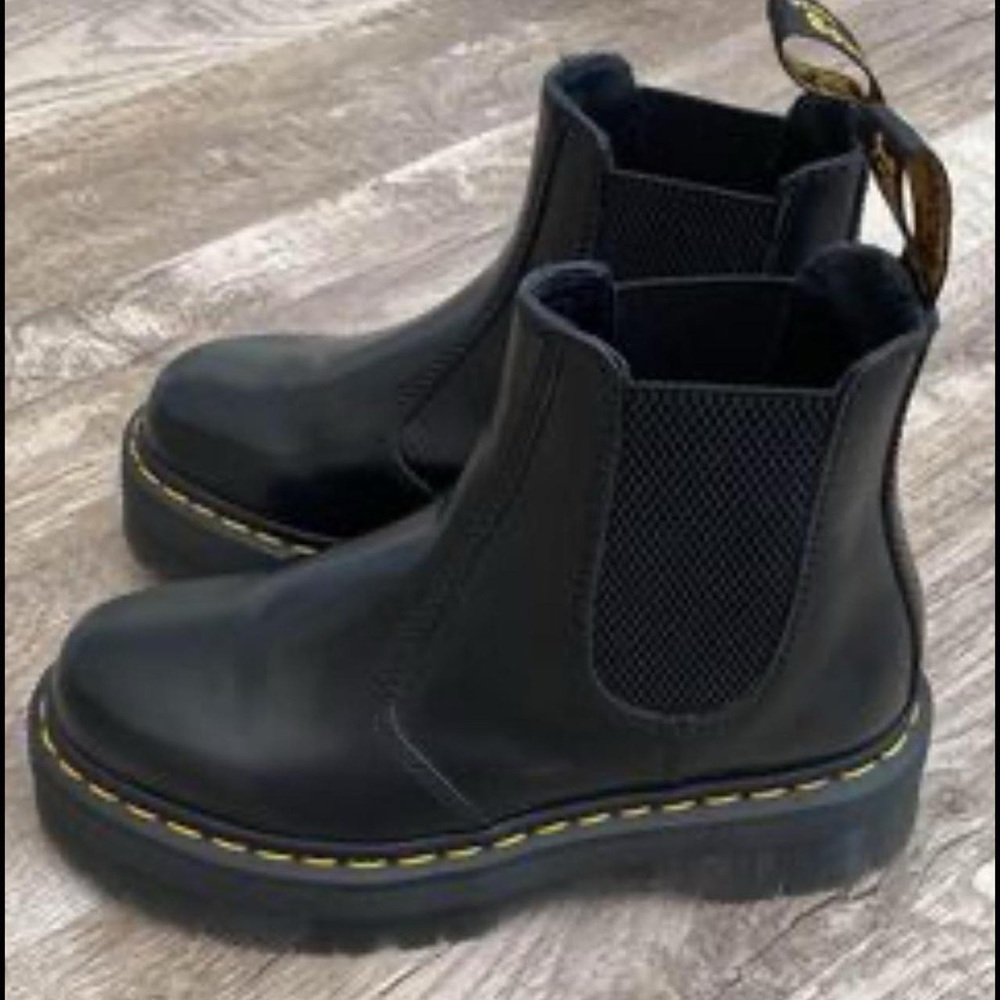 Dr. Marten 2976 SMOOTH LEATHER
PLATFORM CHELSEA BOOTS SIZE 6 - Picture 1 of 4